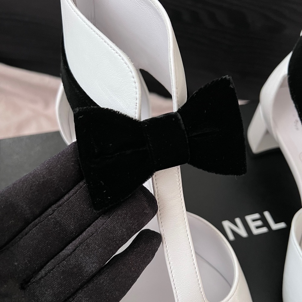 Auth Chanel White/ Black Leather Velvet Bow Pumps -Size.37.5  (PreLoved) - Picture 7 of 15